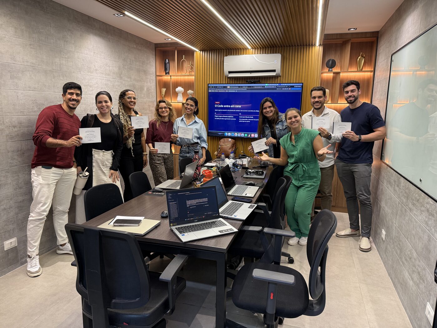 Turma formada no treinamento de IA, com os certificados na mão